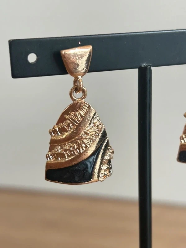 Kleine gouden en zwarte oorbellen met chique en retro effect – photo 2